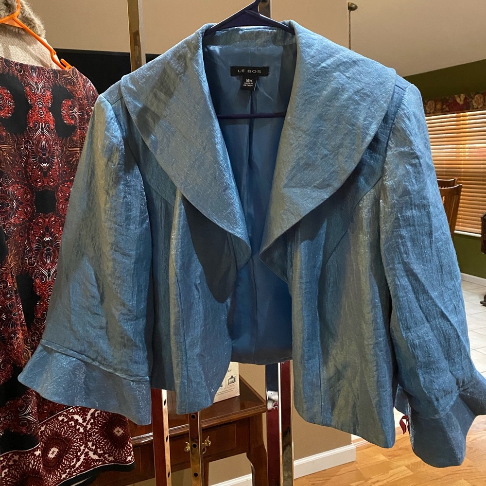 Short jacket in a sparkling light blue.